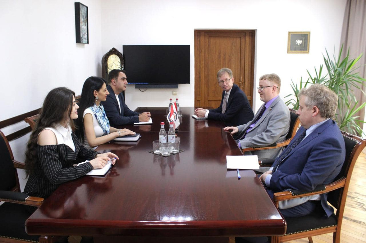 ՄԻՊ-ն ու Կանադայի դեսպանն անդրադարձել են Երևանում տեղի ունեցած հավաքներին