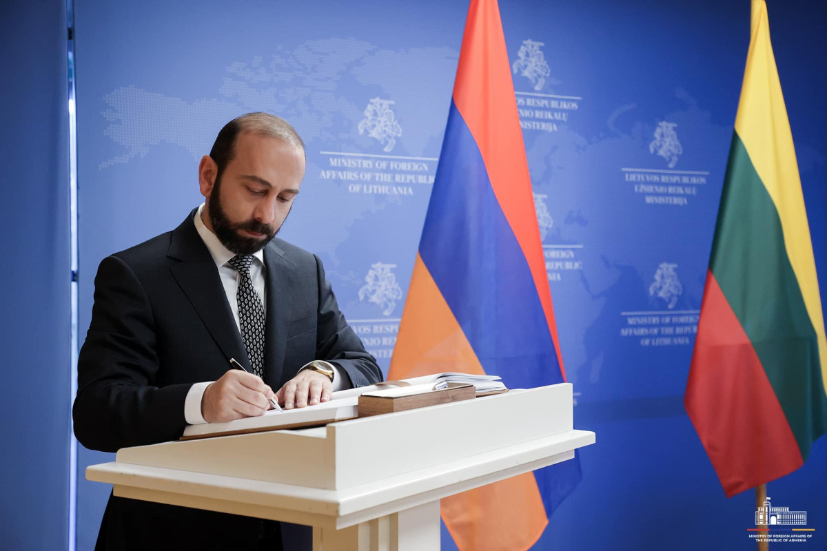 Ararat Mirzoyan makes a note in the guest book of the Lithuanian Foreign Ministry