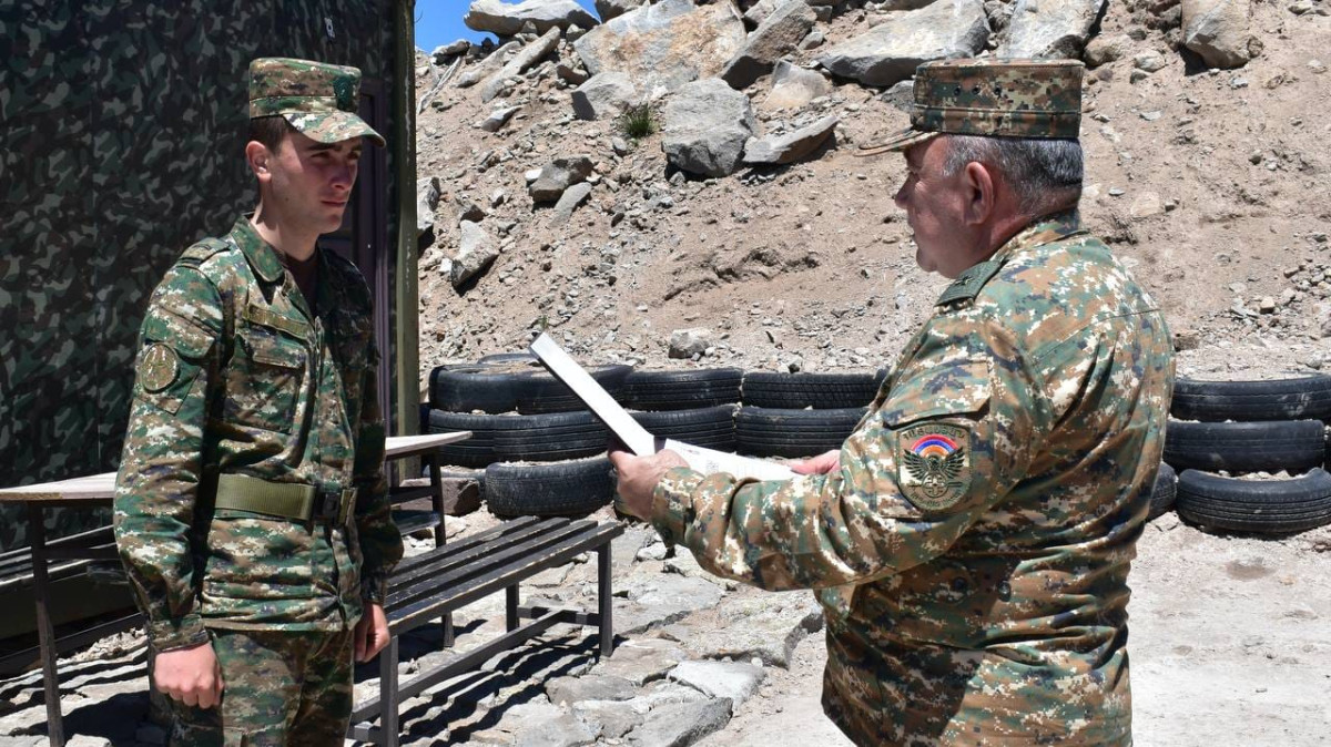 Ռազմական ոստիկանության պետը շրջայց է կատարել հարավարևելյան և հարավարևմտյան սահմանագոտիներում, մի խումբ ժամկետային զինծառայողների պարգևատրել պատվոգրերով