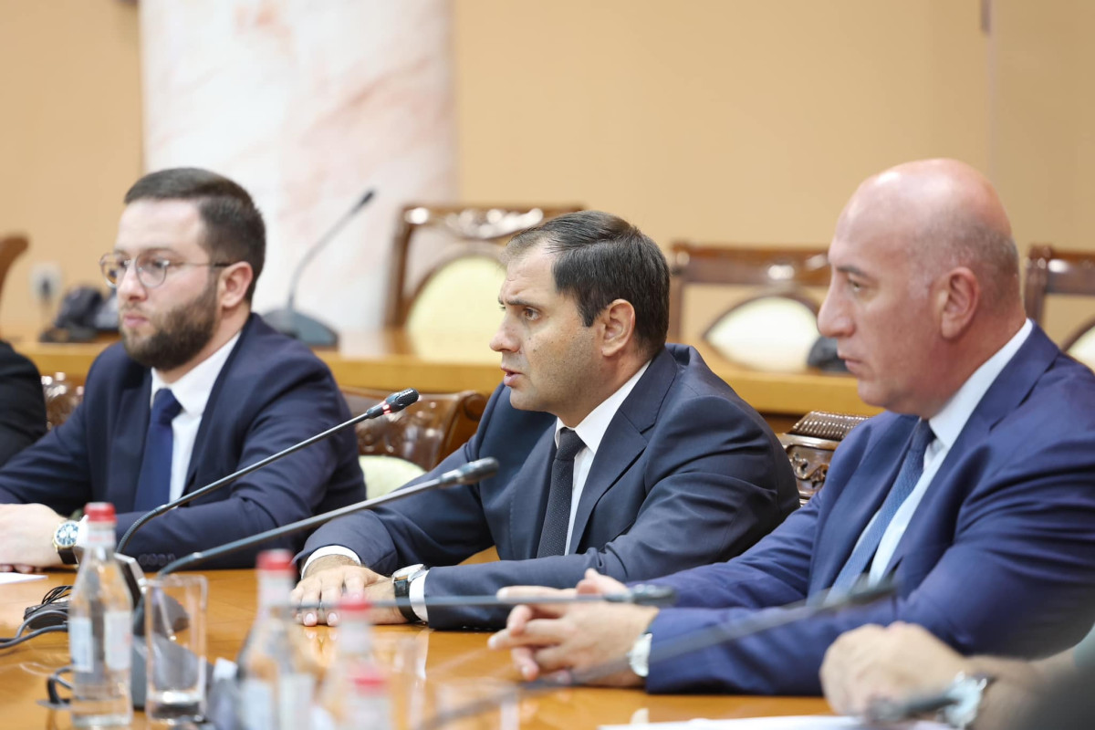 Suren Papikyan MN inzibati kompleksində keçirilən görüşdə hərbi-texniki əməkdaşlığın çoxşaxəli proqramlarının həyata keçirilməsinin əhəmiyyətini vurğulayıb