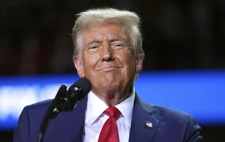 Map shows states turning red and blue in US presidential race, with Trump taking lead