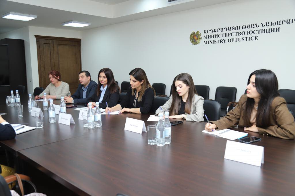 Արդարադատության նախարարությունում քննարկվել են ամուսնության, հայրության ճանաչման և փոխնակ մայրությանն առնչվող հարցեր