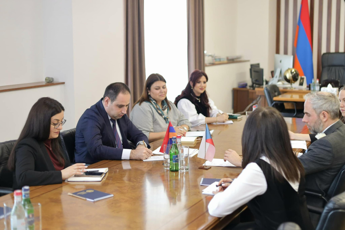 Minister of Territorial Administration and Infrastructures and Ambassador Pirunčík highlighted need to launch direct flights between Yerevan and Prague
