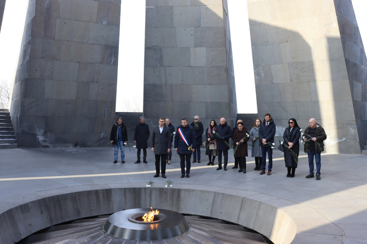 Sent-Etien merinin rəhbərlik etdiyi nümayəndə heyəti Erməni Soyqırımı Memorial Kompleksini ziyarət edib