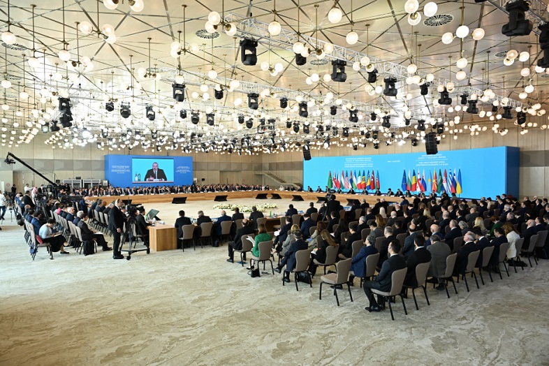 Əliyev qaz layihələrinin maliyyələşdirilməsindən imtina siyasətinə yenidən baxmağa çağırıb