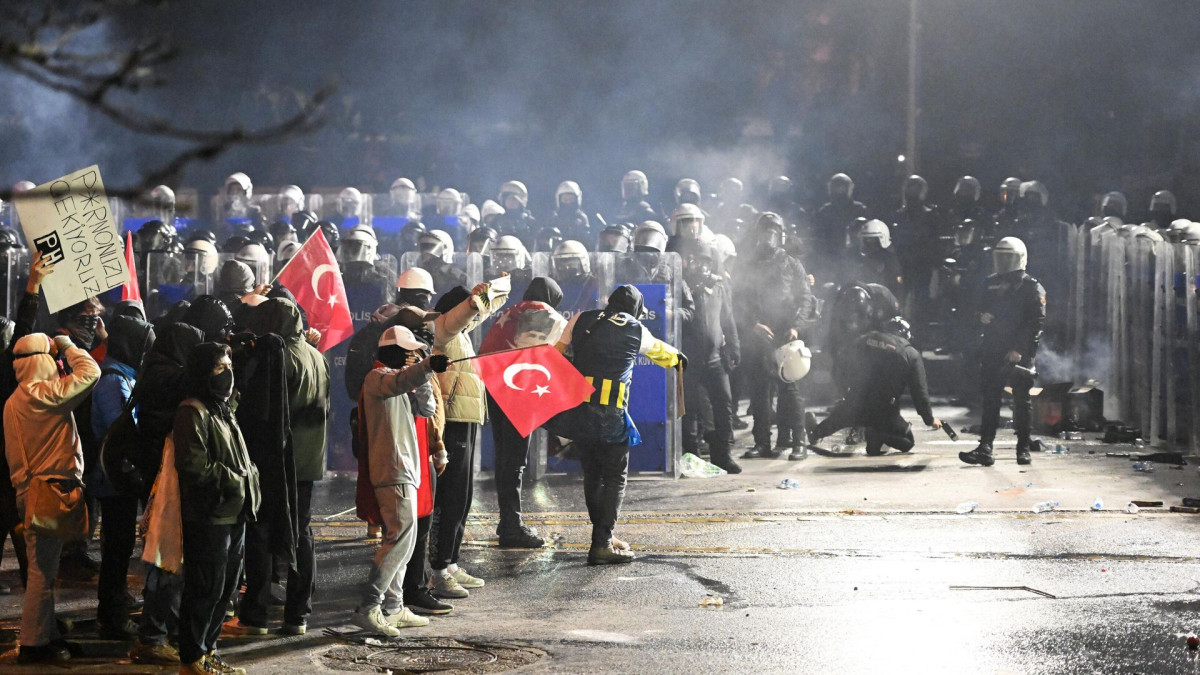 Türkiyədə hökumətə qarşı etirazlar davam edir