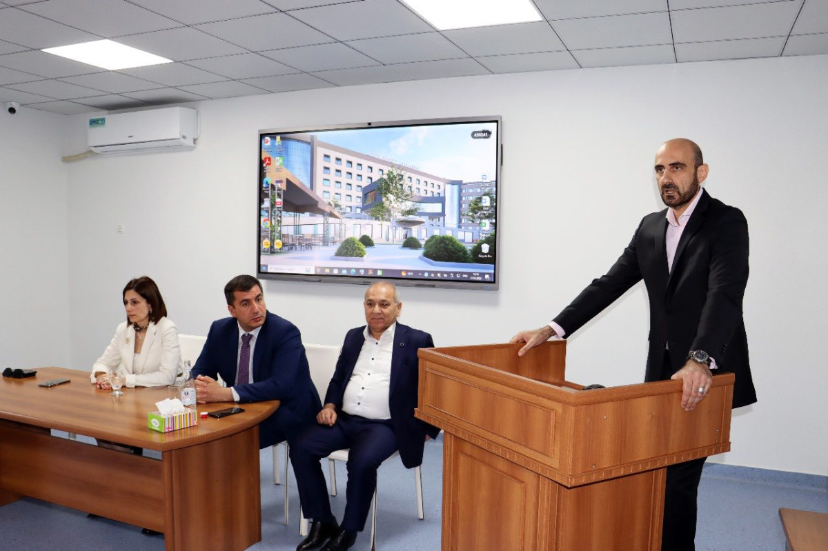 Անահիտ Ավանեսյանը «Սուրբ Գրիգոր Լուսավորիչ» ԲԿ-ի աշխատակազմին է ներկայացրել տնօրենի ժամանակավոր պաշտոնակատար Նարեկ Զեյնալյանին