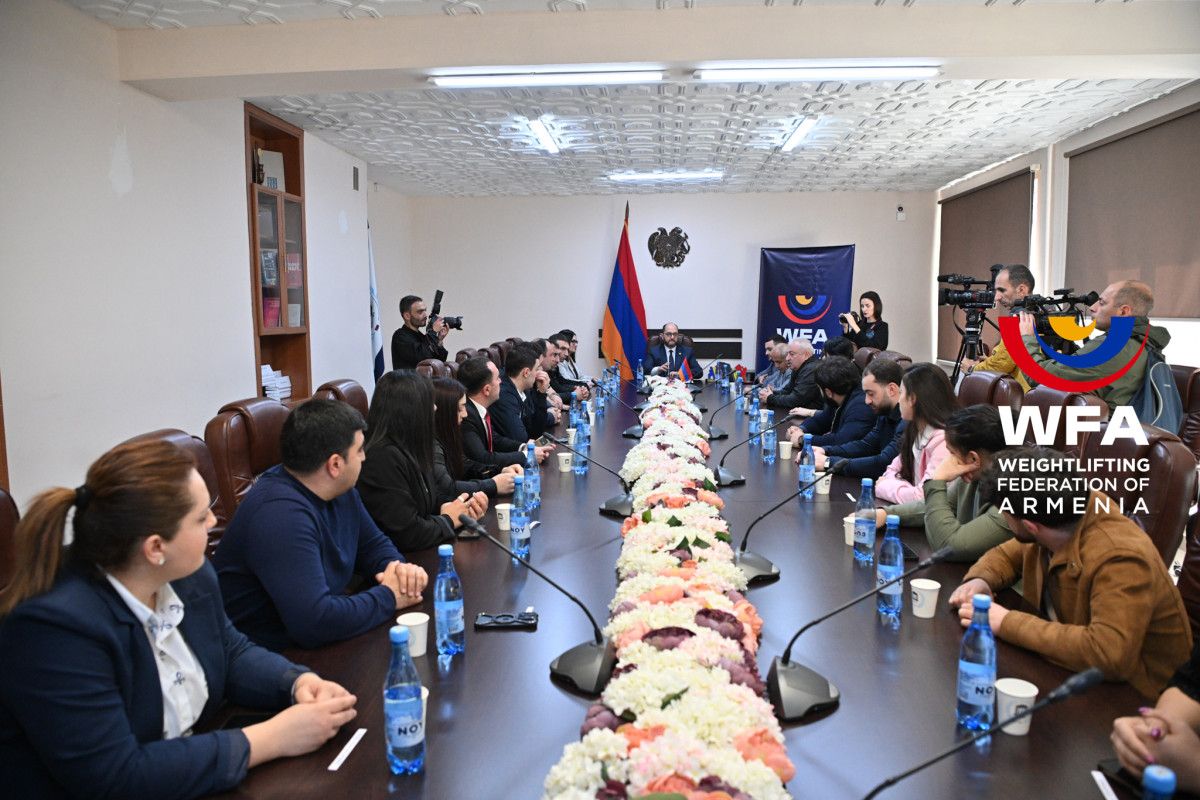 Հայաստանի ծանրամարտի ֆեդերացիայի նախագահը պարգևատրել է Եվրոպայի առաջնության չեմպիոններին, մեդալակիրներին, մարզչական շտաբին ու բուժանձնակազմին