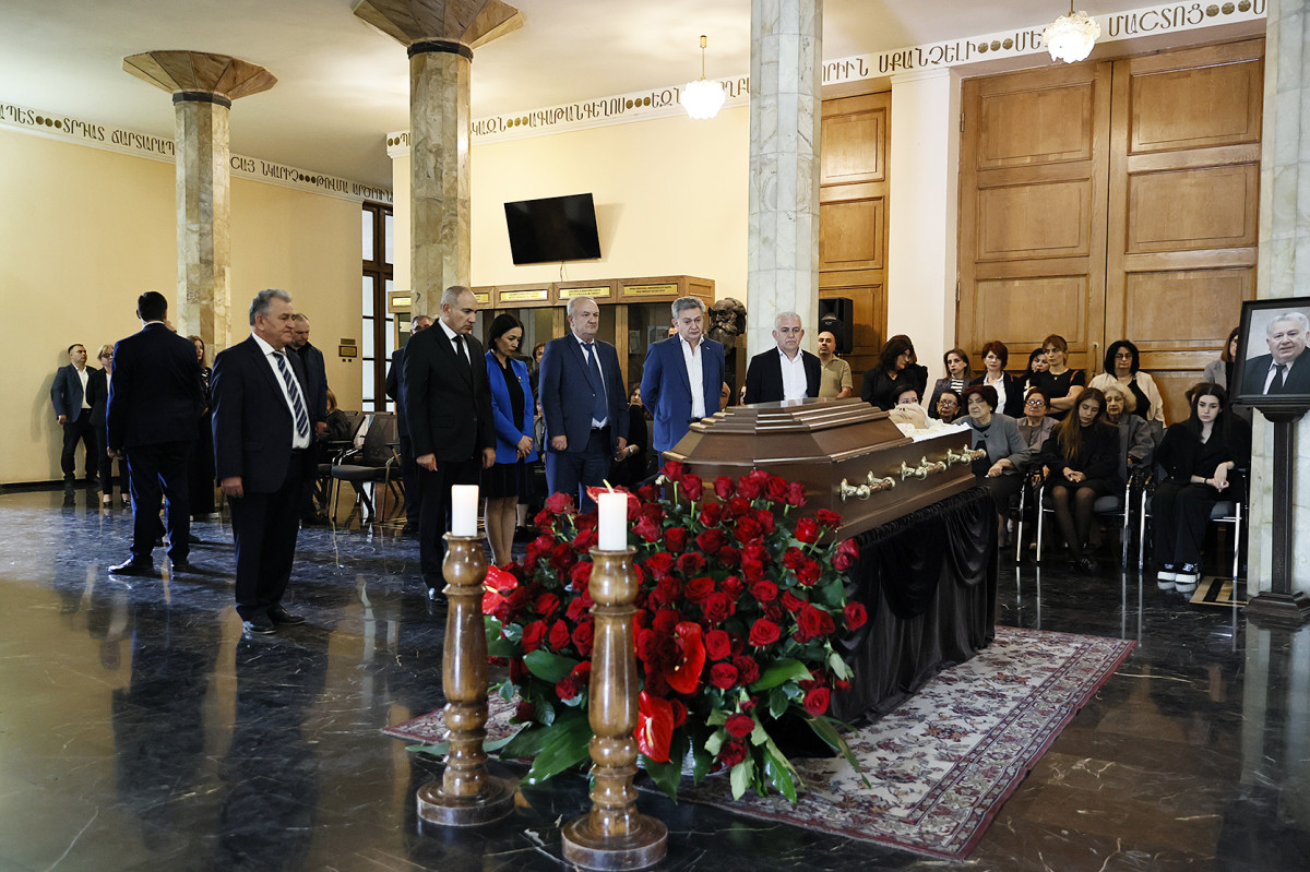 Վարչապետը հարգանքի տուրք է մատուցել Ռադիկ Մարտիրոսյանի հիշատակին