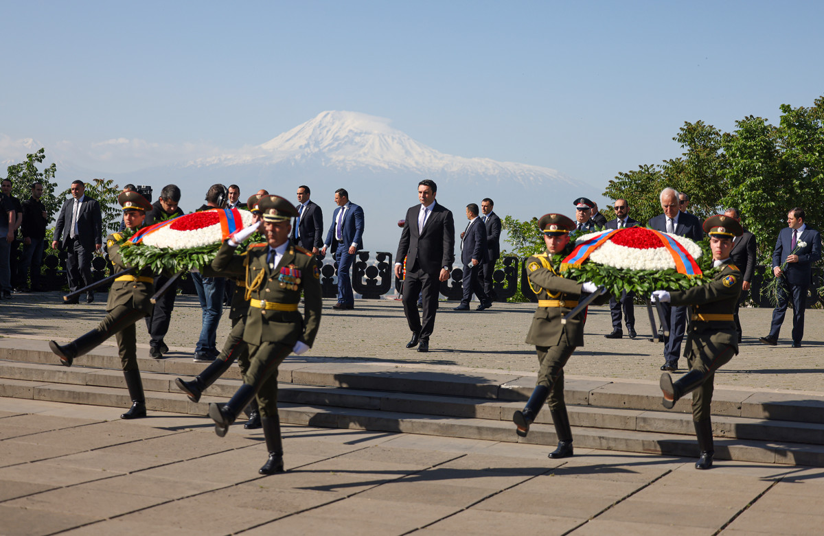 Alen Simonyan, along with President of Armenia and other high-ranking officials, visited Victory Park on occasion of Victory and Peace Day