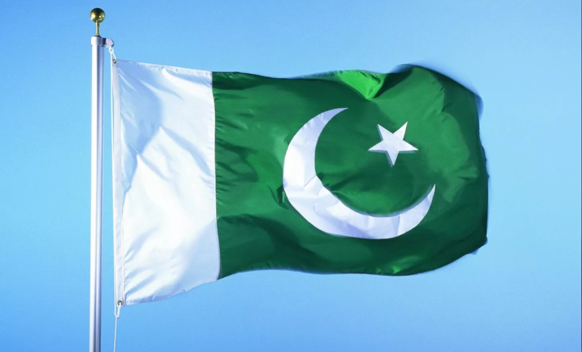 Pakistan strikes military sites in India