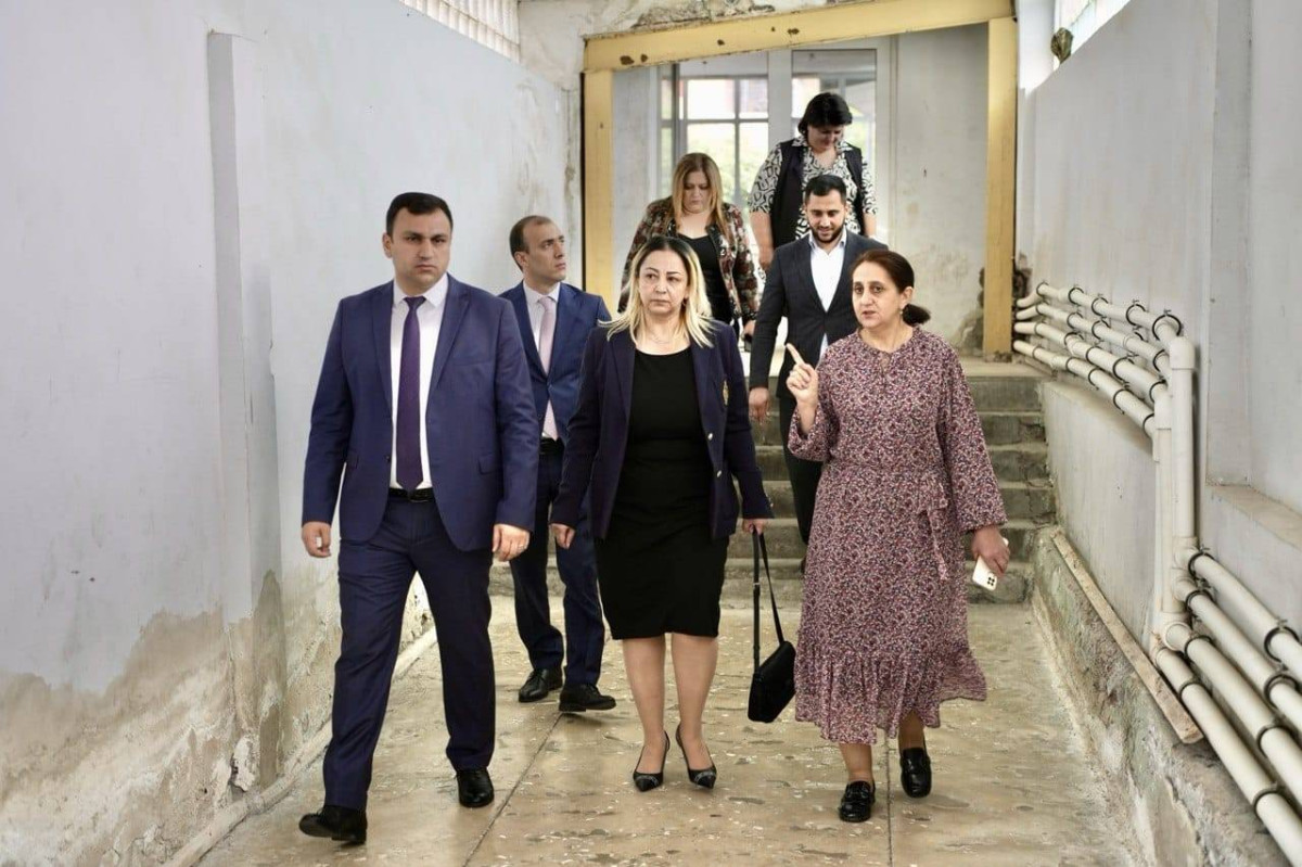 Արմավիրի մարզպետն այցելել է Մերձավանի միջնակարգ դպրոց՝ ծանոթանալու դպրոցում տիրող իրավիճակին