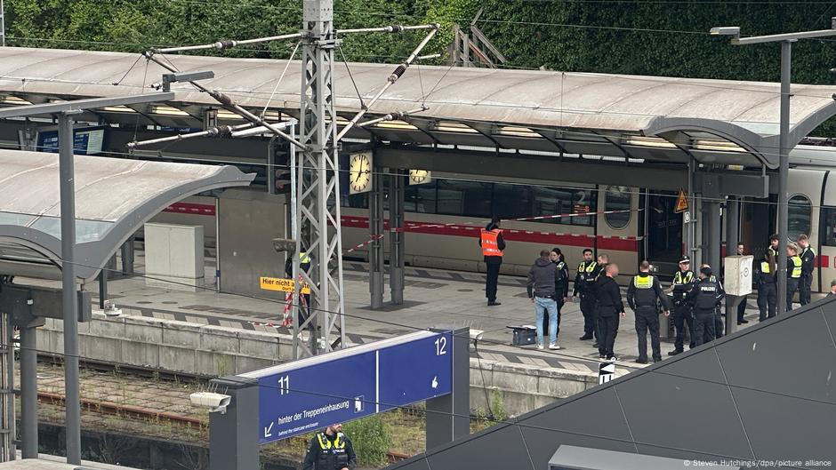 Hamburg knife attack suspect is woman, motive unknown