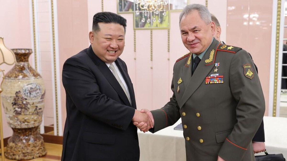 Şoyqu və Kim Çen In Rusiya-Ukrayna münaqişəsini müzakirə ediblər