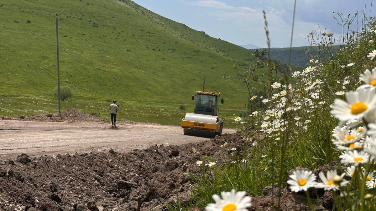 ՀՀ պետբյուջեի միջոցներով ընթացքի մեջ են Վերիշեն-Խոզնավար ճանապարհի հիմնանորոգման աշխատանքները