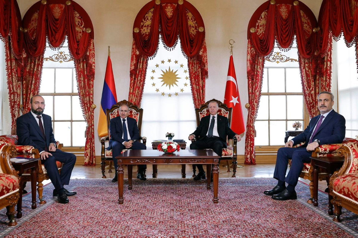 Nikol Pashinyan and Recep Tayyip Erdoğan meet in Istanbul