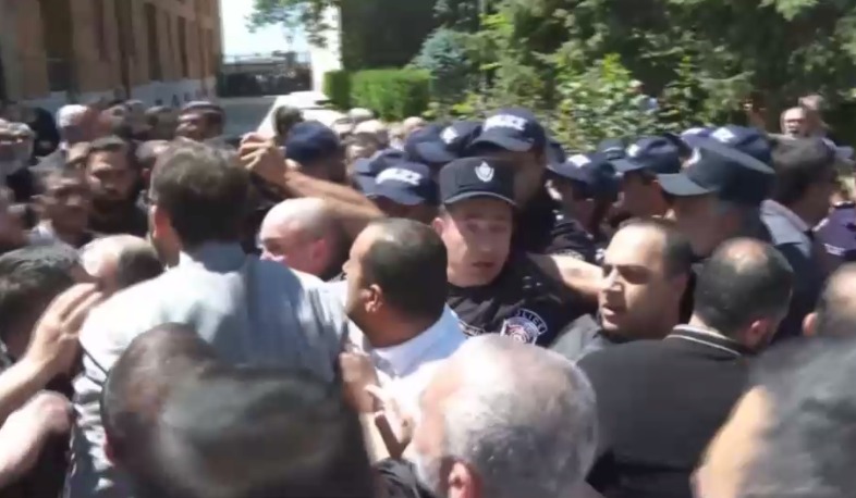 Մայր Աթոռում իրավիճակը լարված է