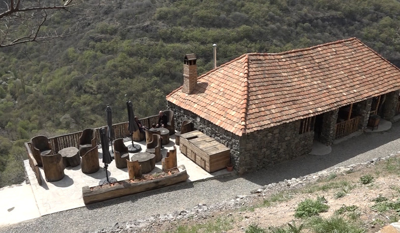 Zarni Parni cave castle is repaired