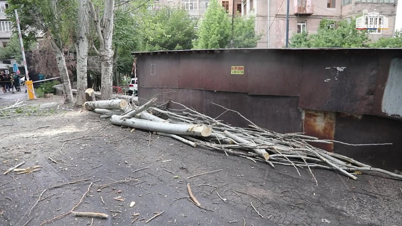 Փրկարարներն իրականացնում են քամու հետևանքով տապալված և կոտրված ծառերի մասնատման, հեռացման աշխատանքներ