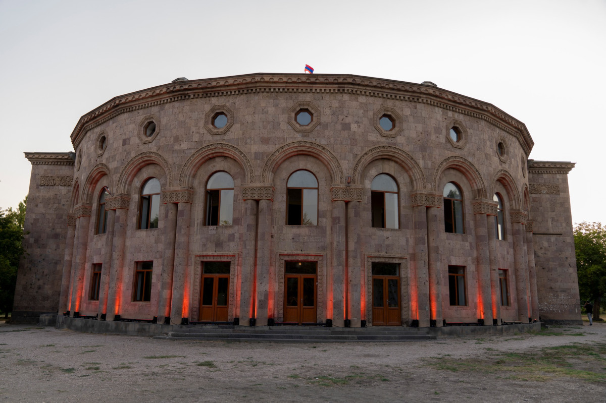 Վերին Արտաշատի մշակույթի տունն է, որտեղ Հայաստանի ազգային ֆիլհարմոնիկ նվագախումբը մարզային հերթական համերգն անցկացրեց․ ԿԳՄՍ նախարարը լուսանկարներ է հրապարակել