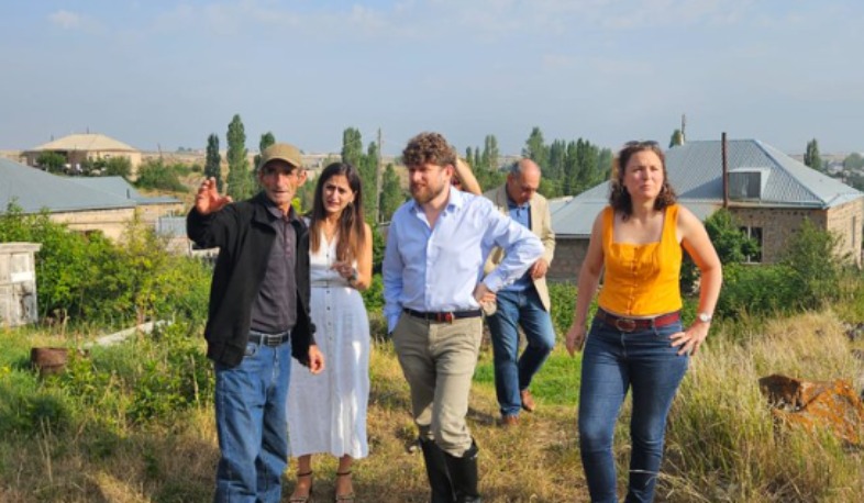 Ֆրանսիայի դեսպանն այցելել է Գեղարքունիքի մարզի մի շարք բնակավայրեր,  ծանոթացել է կով կթելու տեխնիկային