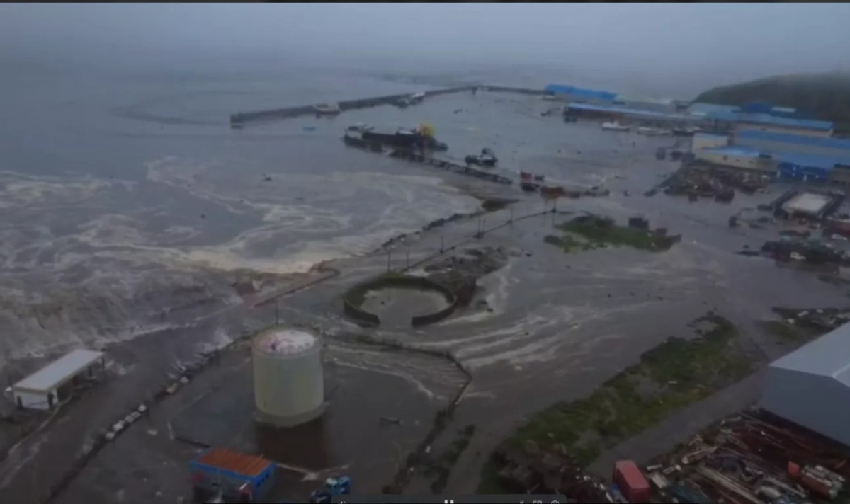 Powerful quake in Russia's far east causes tsunami