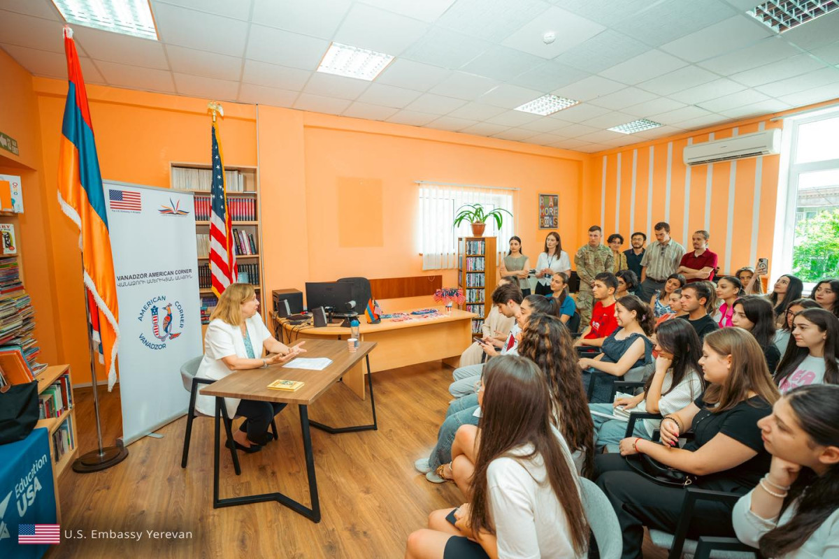 Դեսպան Քվինը հանդիպել է Լոռու մարզի դպրոցականների, ուսանողների և ԱՄՆ փոխանակման ծրագրերի շրջանավարտների հետ