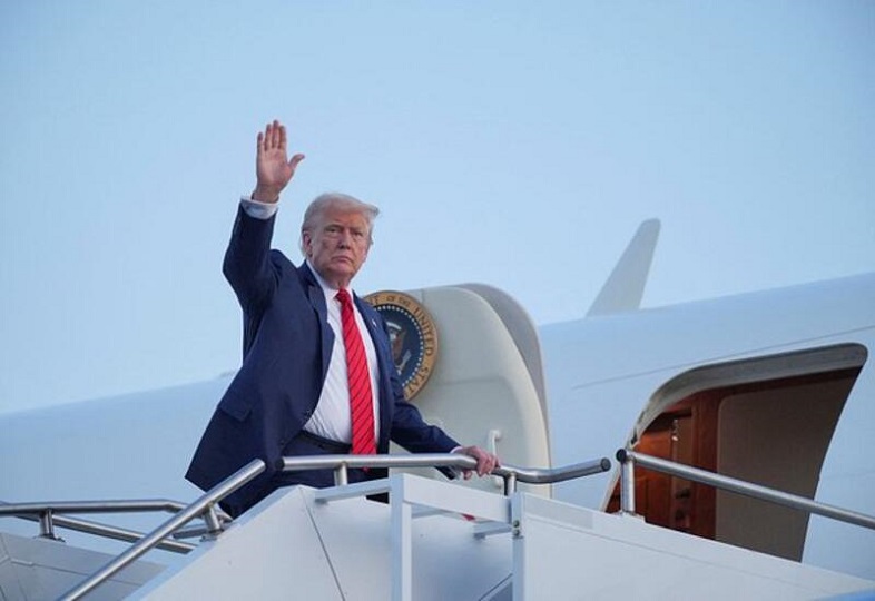 Трамп вылетел с базы Эндрюс на Аляску на встречу с Путиным
