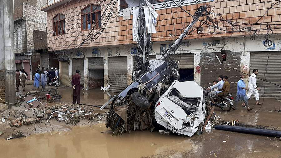 More than 300 people dead in Pakistan after heavy rains, floods