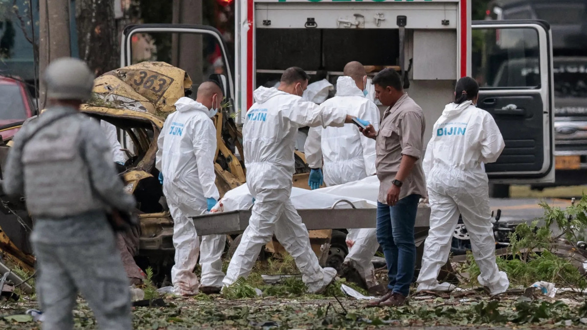 По меньшей мере 18 человек погибли и десятки пострадали в результате двух атак в Колумбии