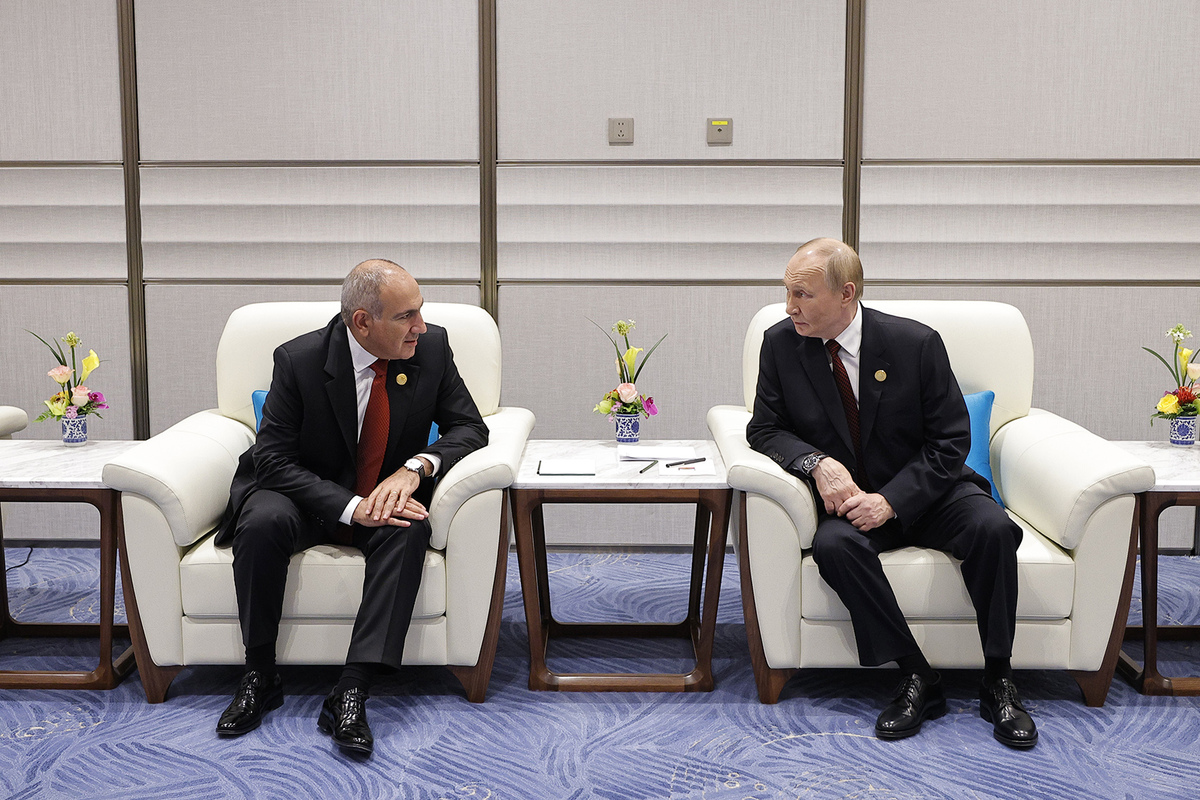 Nikol Pashinyan and Vladimir Putin meet in China