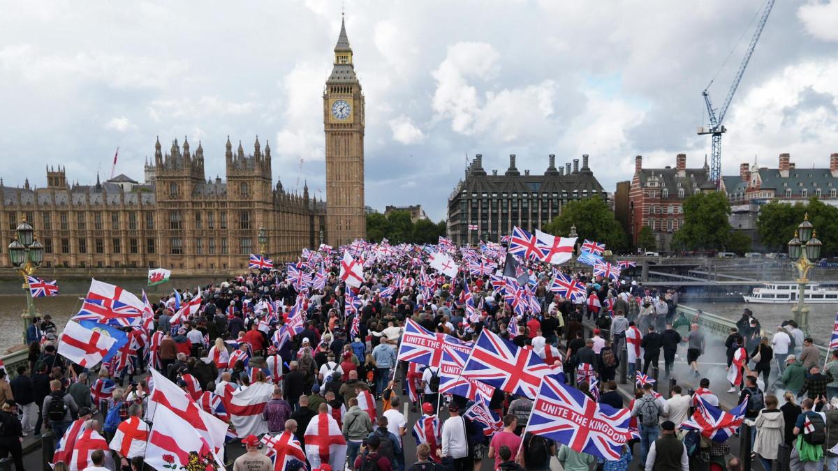 Լոնդոնում բազմահազարանոց ցույցեր են միգրացիոն քաղաքականության դեմ