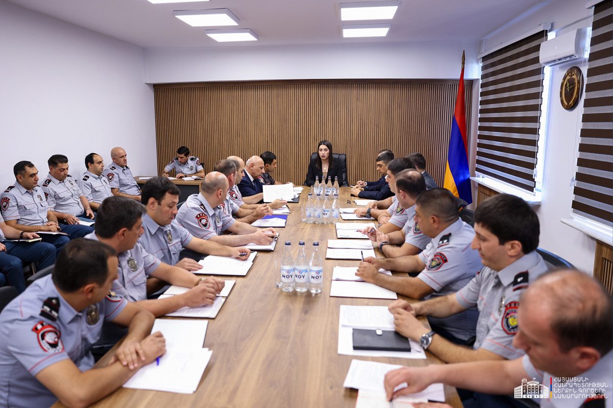 Նվազել են սպանության և բնակարանային գողության դեպքերը, հայտնաբերվել՝ 1804 հետախուզվող․ ՆԳ նախարարը հանդիպել է ՔՈԳՎ վարչությունների ծառայողների հետ