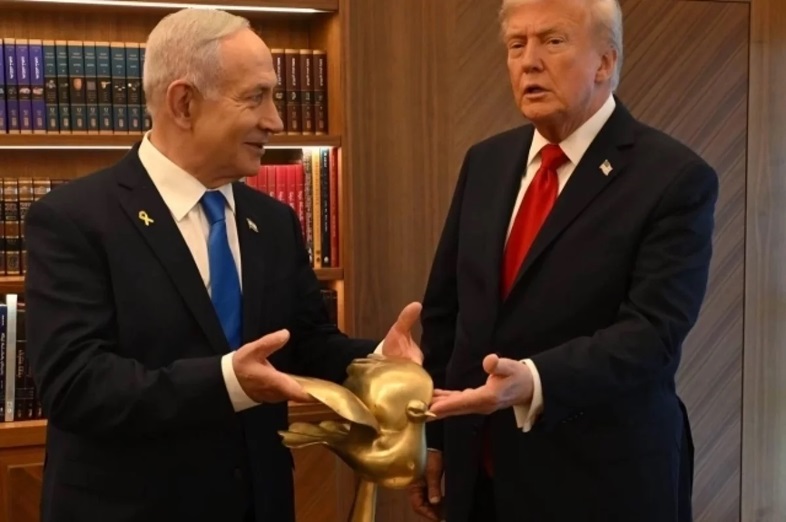 Нетаньяху вручает Трампу статуэтку золотого голубя