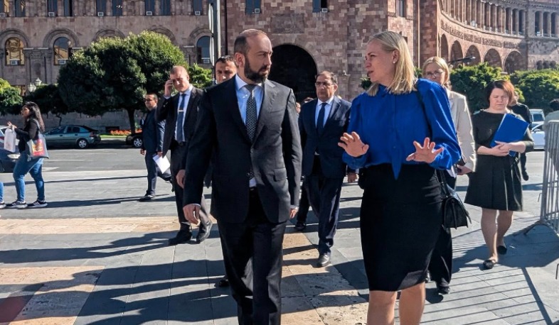 Արարատ Միրզոյանը և Էլինա Վալտոնենը կարճ զբոսնել են 2807-ամյա Երևանում