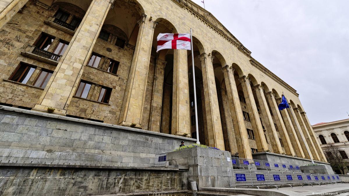 Парламент Грузии в первом чтении принял законопроект о запрете партийной деятельности для отдельных лиц