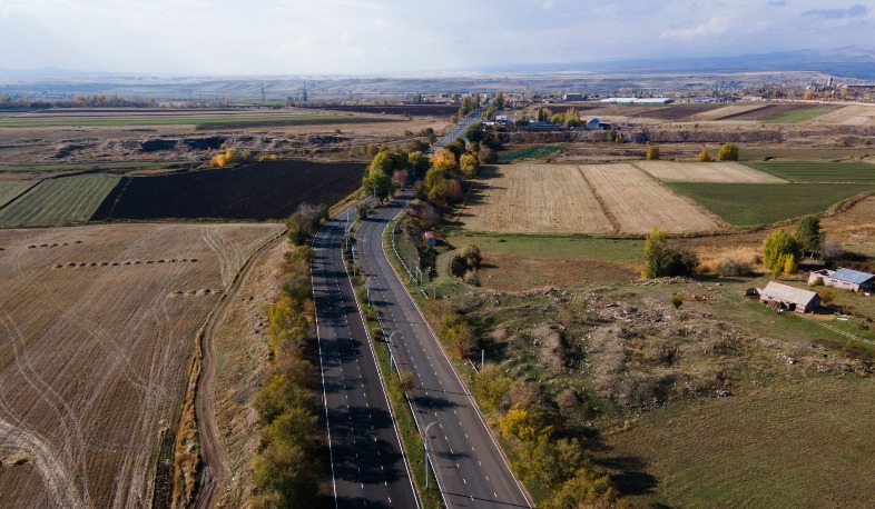 Նորոգված ճանապարհով Մ-1 միջպետական ճանապարհից՝ դեպի «Շիրակ» օդանավակայան