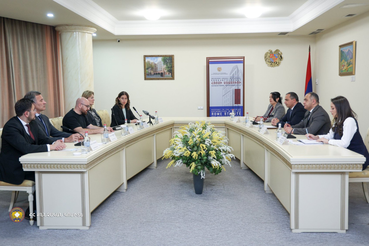 Քննչական կոմիտեի նախագահը և Նիդերլանդների դեսպանը հավաստագրեր են հանձնել վերապատրաստում անցած քննիչներին