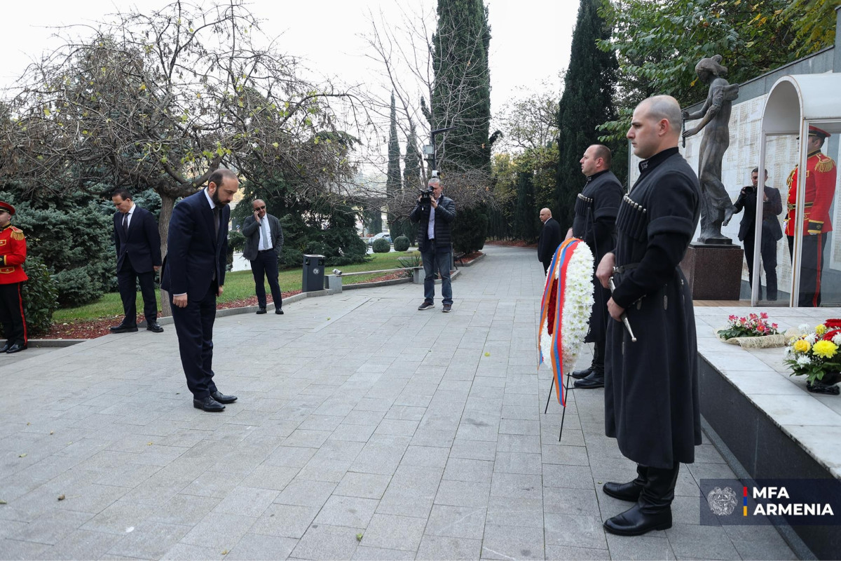 Ararat Mirzoyan laid a wreath at Memorial of Heroes in Tbilisi