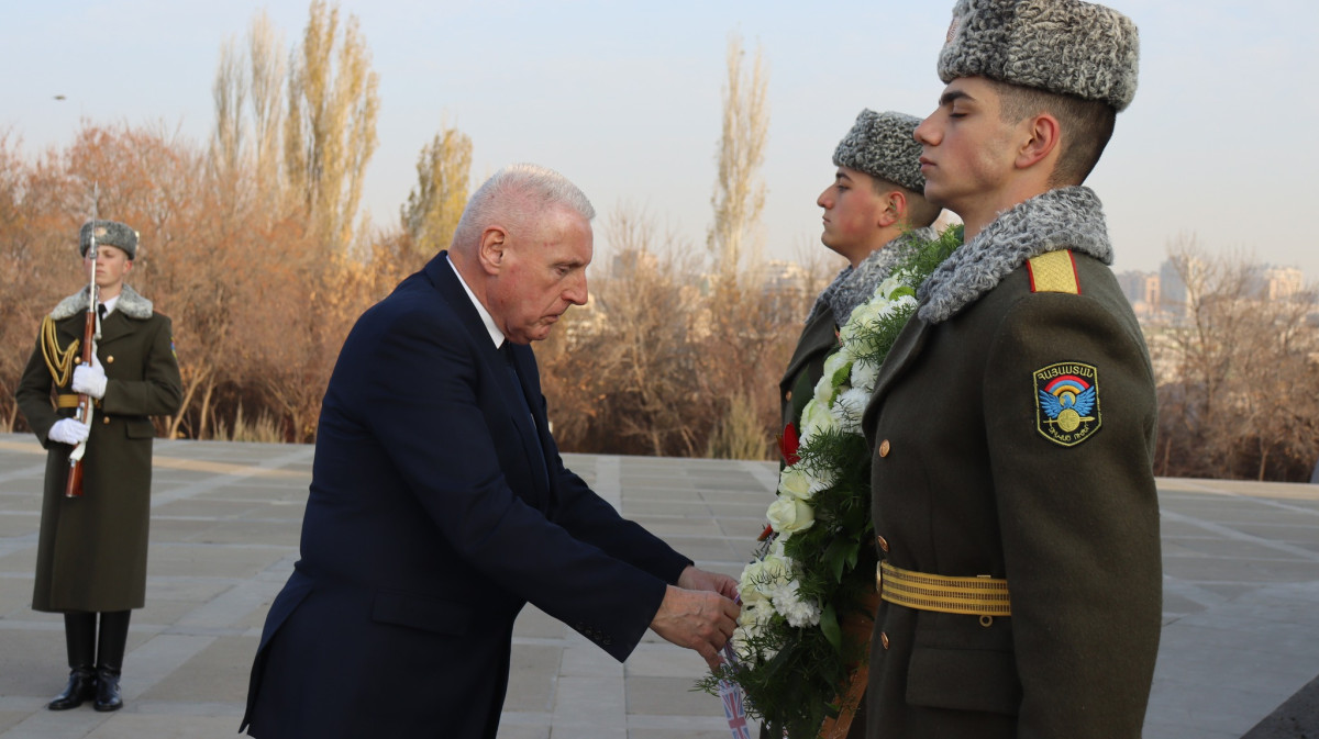UK Minister of State for Defence Vernon Coaker visits Armenian Genocide Memorial