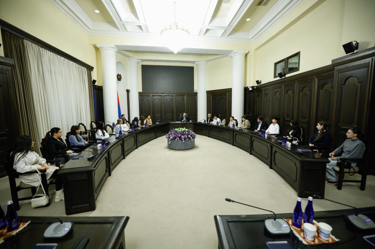 Արայիկ Հարությունյանը Կառավարությունում ընդունել է 112 ավագ դպրոցի մի խումբ աշակերտների