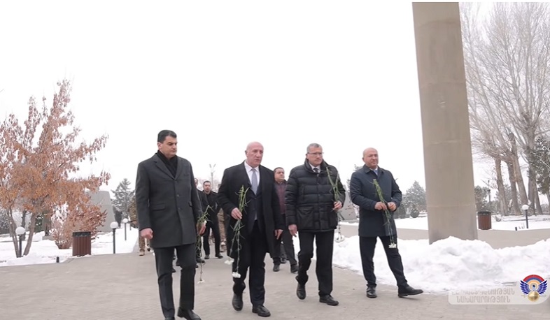 ER Müdafiə Nazirliyinin rəhbərliyi 27 yanvarda "Yerablur" hərbi panteonunu ziyarət edib