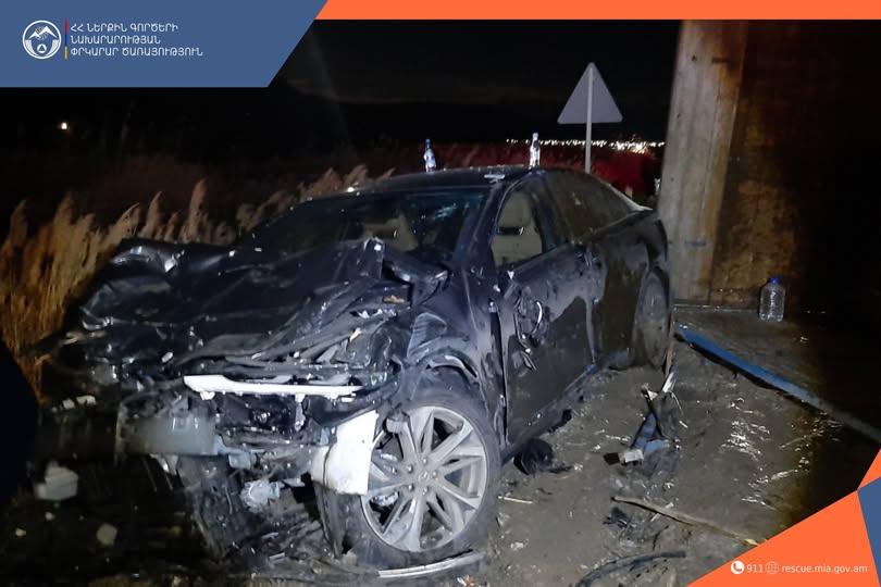 Երևան-Երասխ ավտոճանապարհին մեքենաներ են բախվել․ բեռնատարը կողաշրջվել է