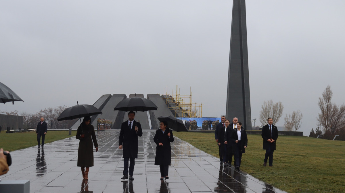 ABŞ vitse-prezidenti Vens və həyat yoldaşı Erməni Soyqırımı Memorialını ziyarət ediblər