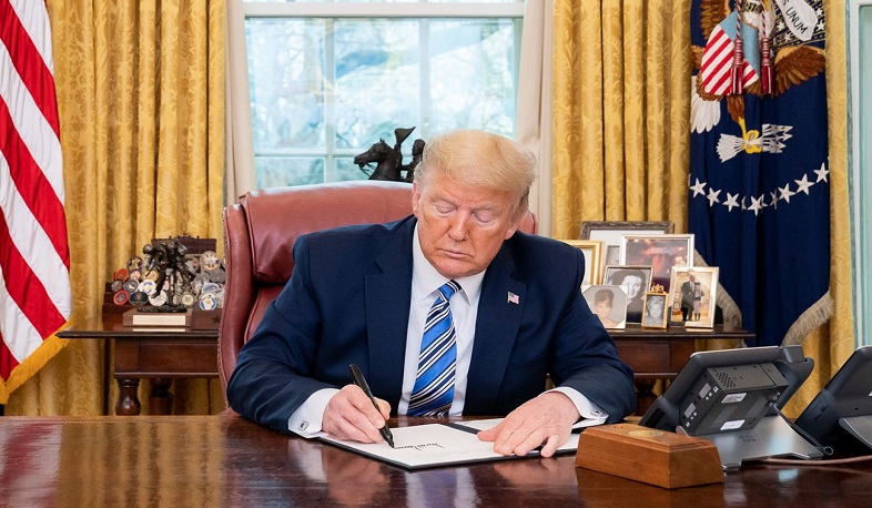 Трамп еще на год продлил санкции против РФ из-за Крыма