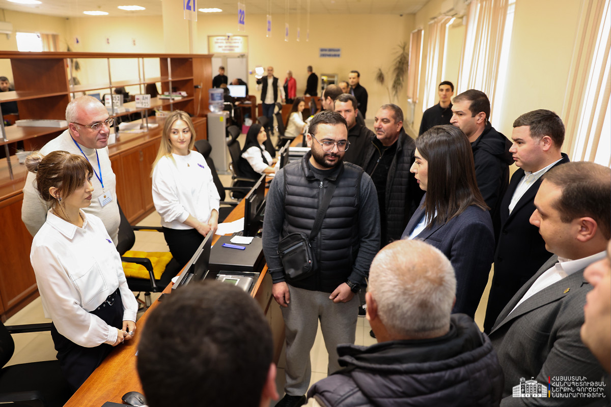 Հերթերի խնդիրը լուծելուն ուղղված հանձնարարականներ․ ՆԳ նախարարն անակնկալ այց է կատարել Երևանի հաշվառման-քննական բաժին