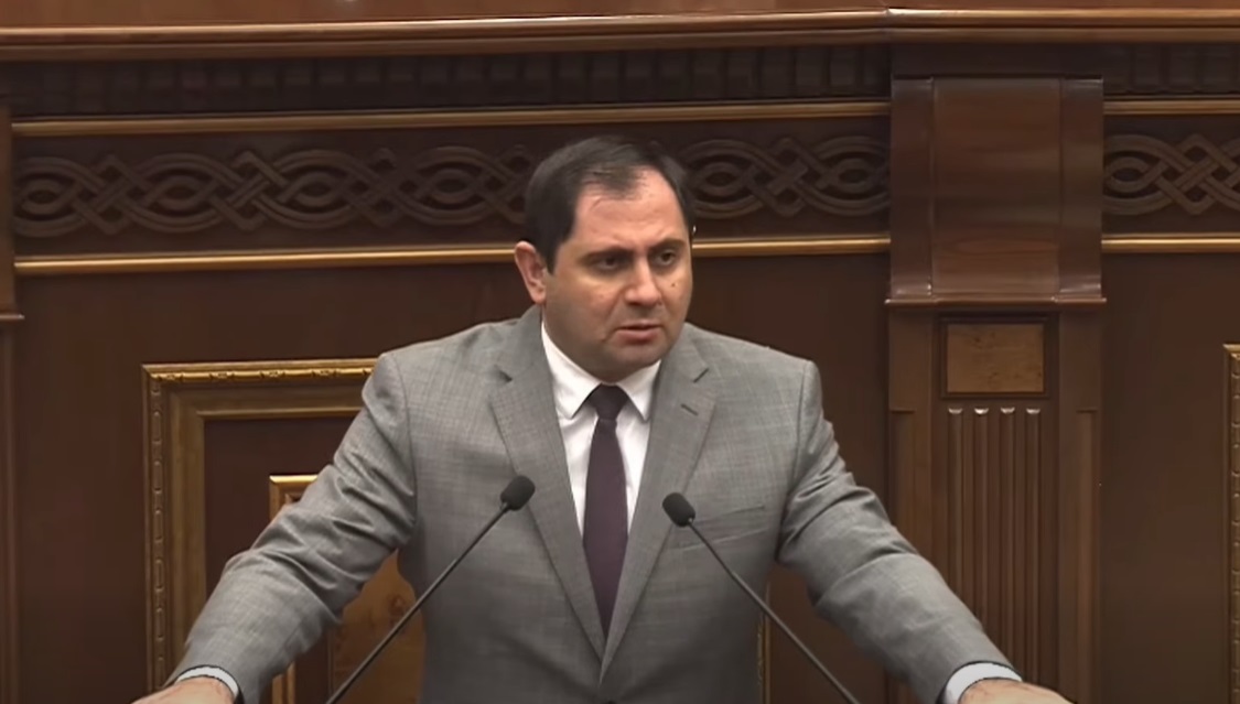 30 դեպքը ներկայացնում են, որ ամբողջ օրը բանակում ավտոմատը առած ժամկետային զինծառայողները իրար կոտորում են. Պապիկյան