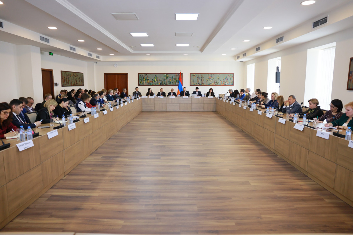 Համբարձում Մաթևոսյանը դիվանագետներին է ներկայացրել COP17-ի նախապատրաստական աշխատանքները