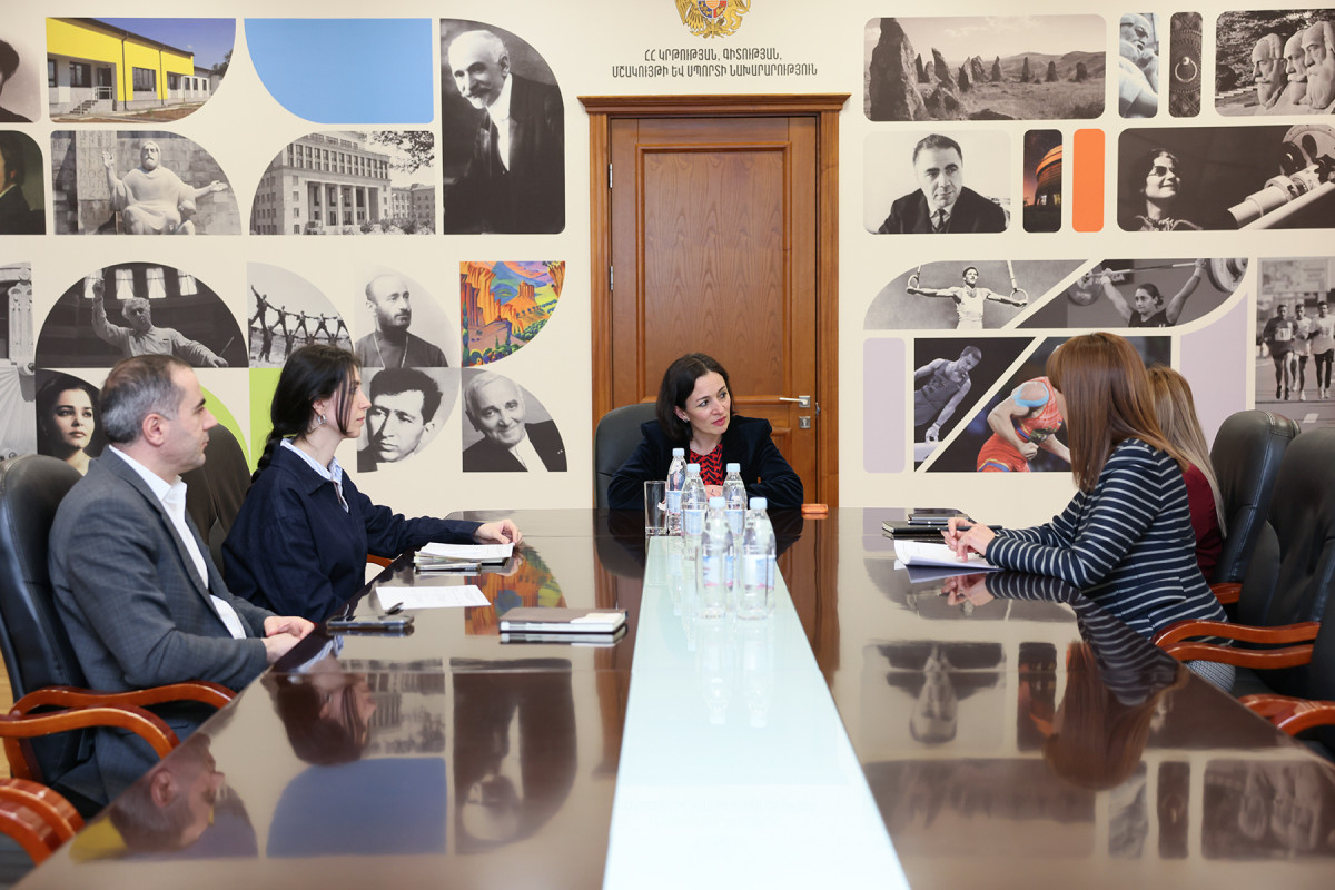 Ժաննա Անդրեասյանը հերթական հանդիպումն է ունեցել ուսուցիչների հետ