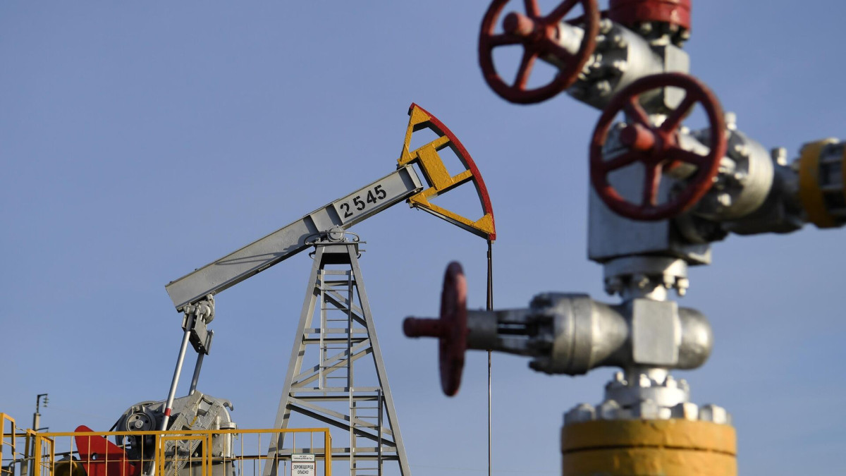 US temporarily allows Russian oil transactions again